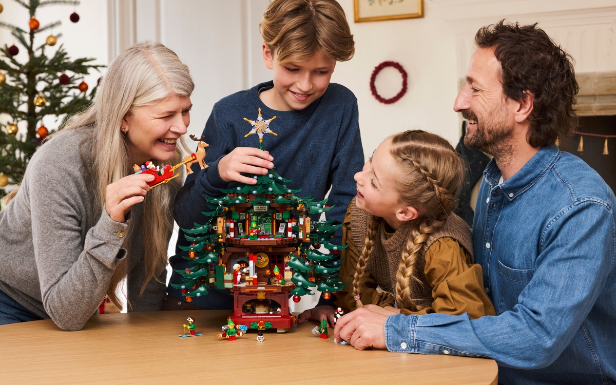 Le parcours de Noël en briques LEGO Paris La Boutique  Paris