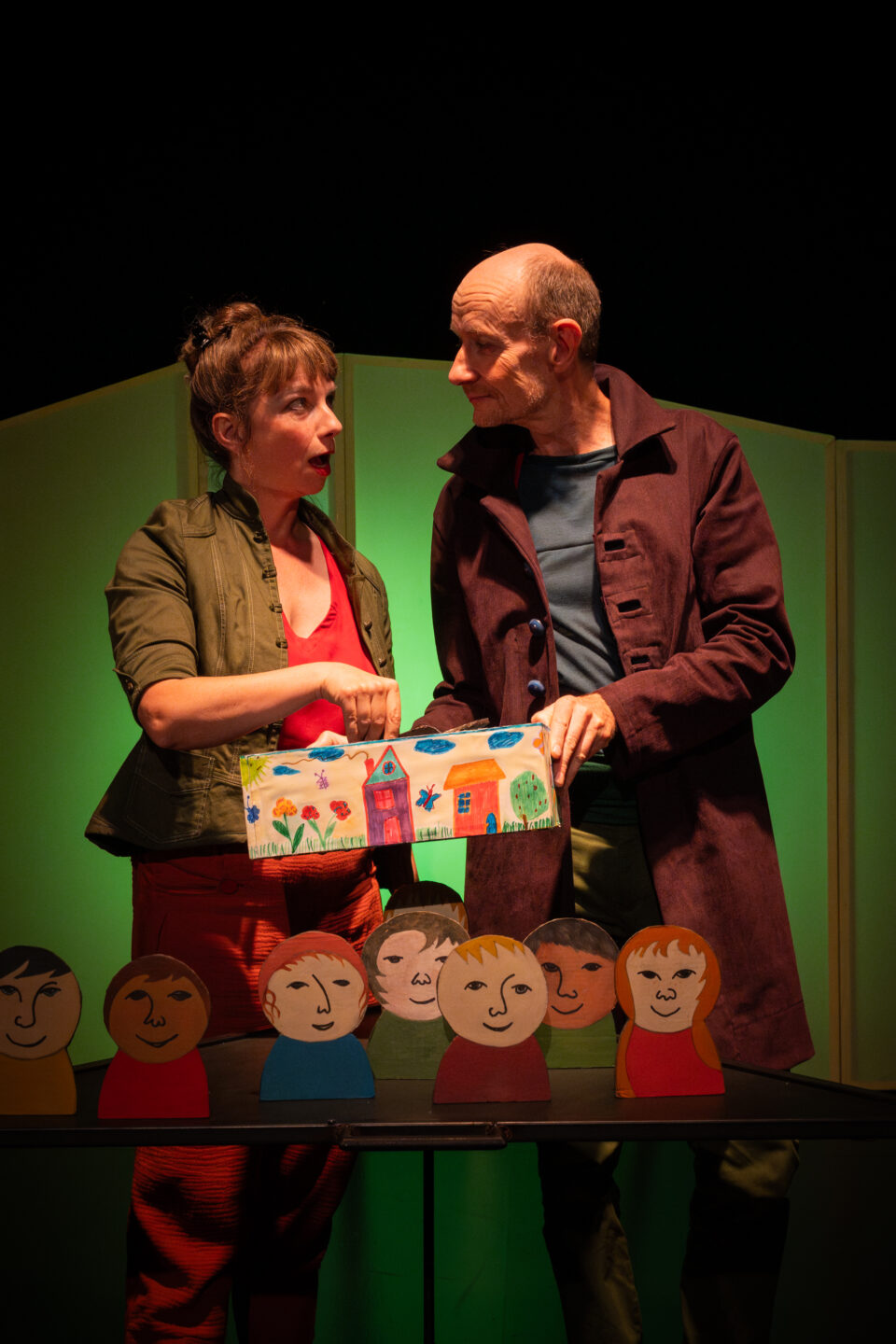 LOLA ET DINO DANS LA FOULE Avenue de la Gare Roques 2026-02-25 LOLA ET DINO DANS LA FOULE