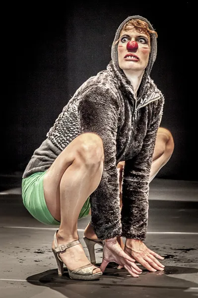 More Aura Théâtre clownesque et acrobatique