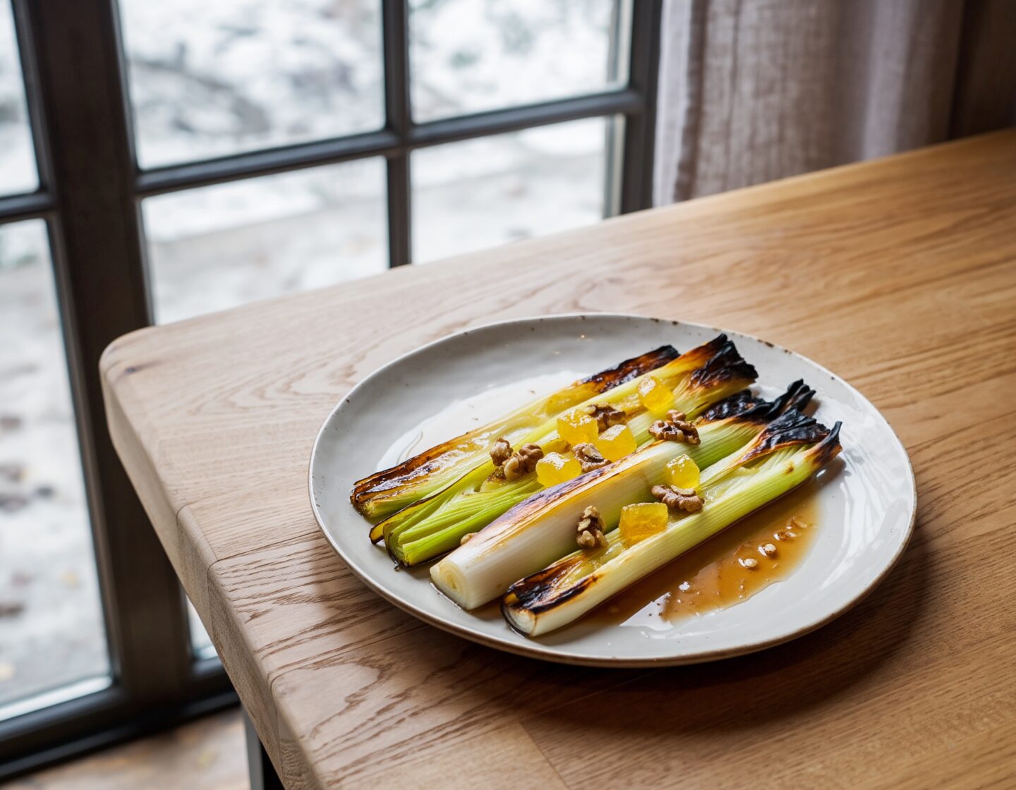 Poireaux rôtis, vinaigrette chaude noix et citron confit