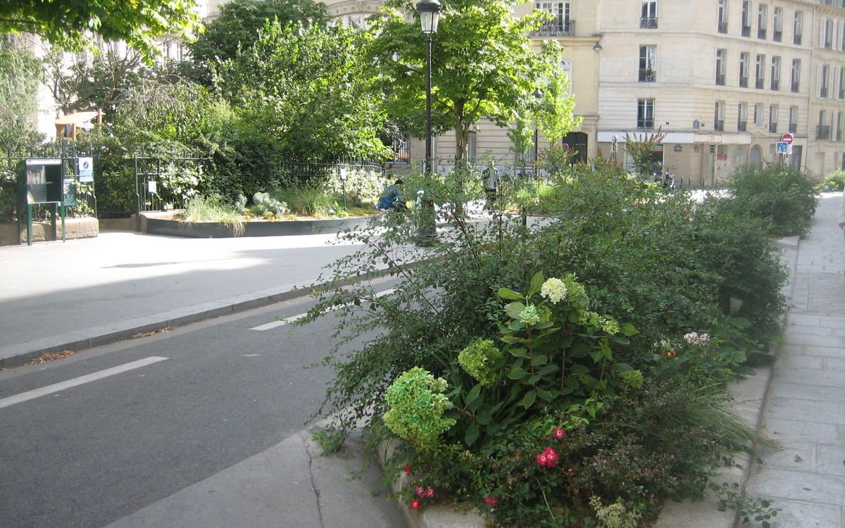 Promenade végétale dans le quartier de la Nouvelle Athènes Square d’Estienne d’Orves PARIS