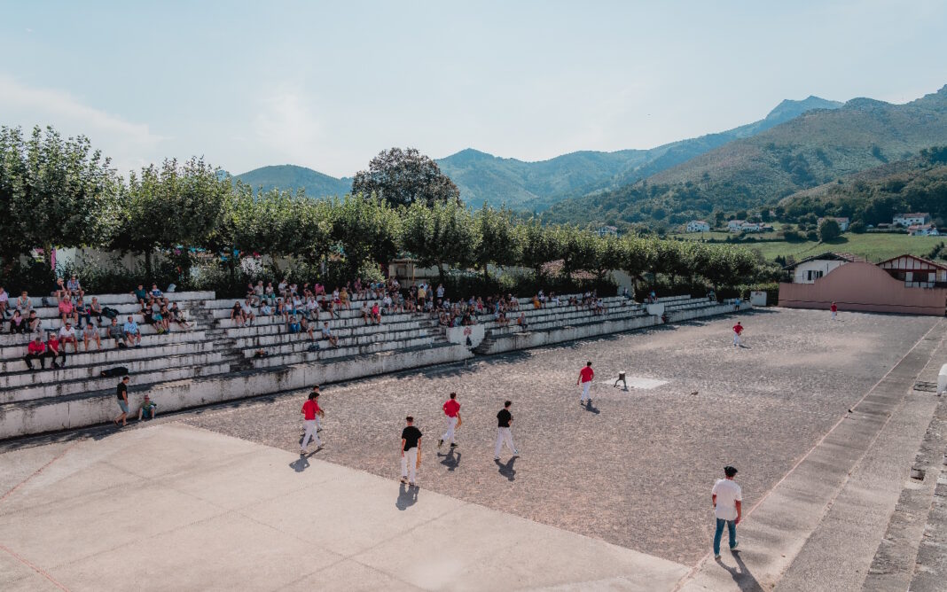 Spectacle Force basque, danse et pelote Fronton Omordia Sare