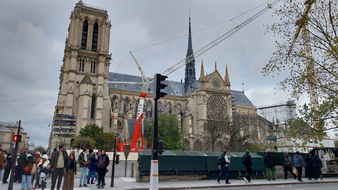 Travaux à Notre-Dame de Paris, échafaudages et grue autour de la cathédrale
