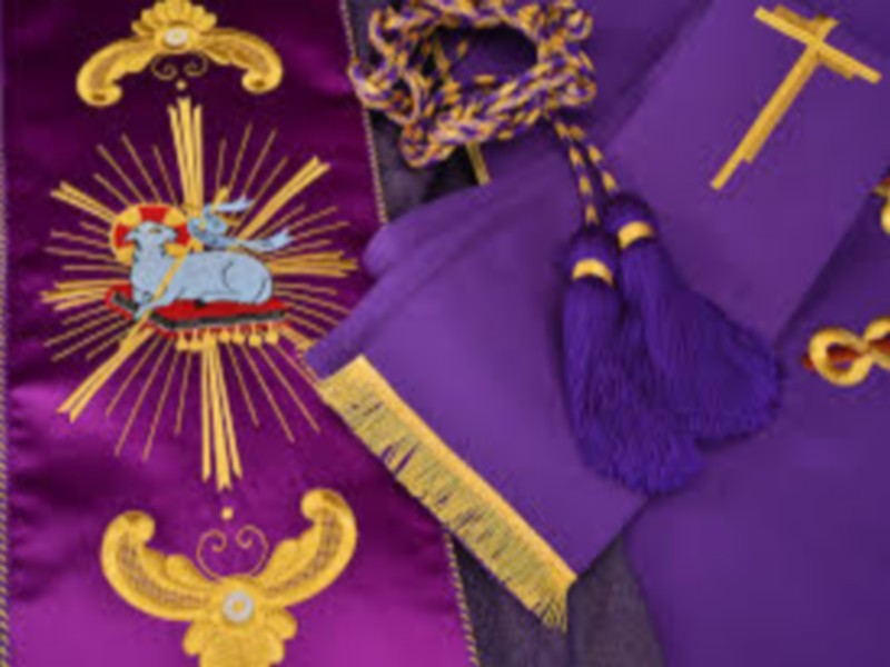 Visite de la crèche et exposition d'habits sacerdotaux Eglise de Saint Michel de Livet