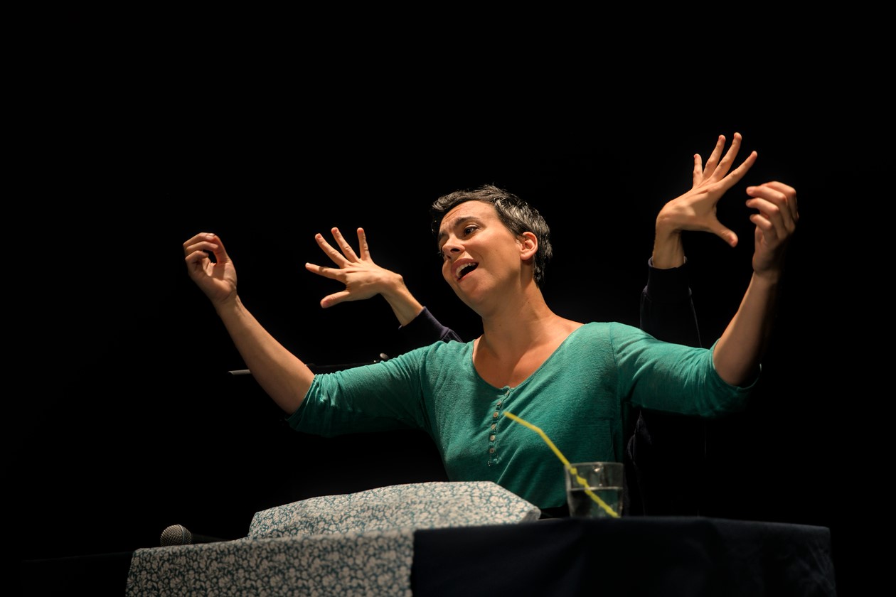 A 4 MAINS CIE MINUSCULE