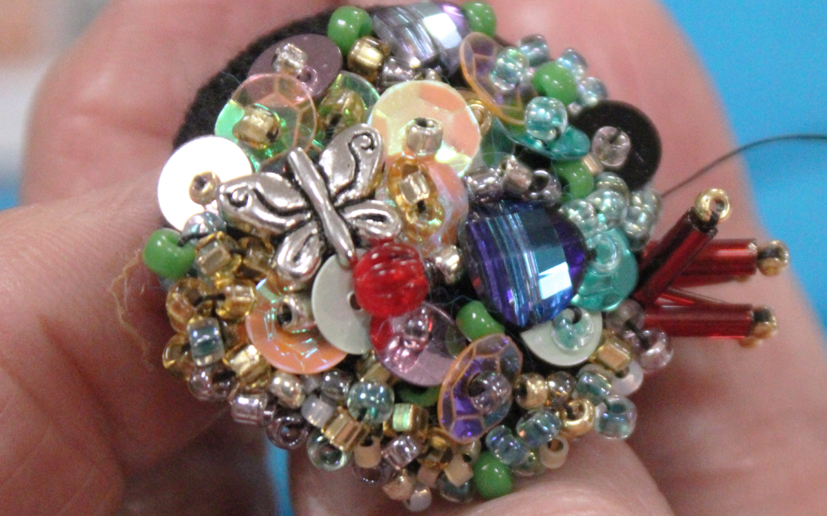 Atelier créatif - Broderie de perles sur bouton L'Atelier de la Ressourcerie Créative  Paris