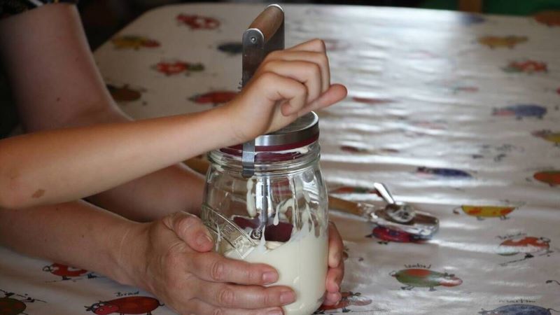 Atelier famille beurre à la baratte