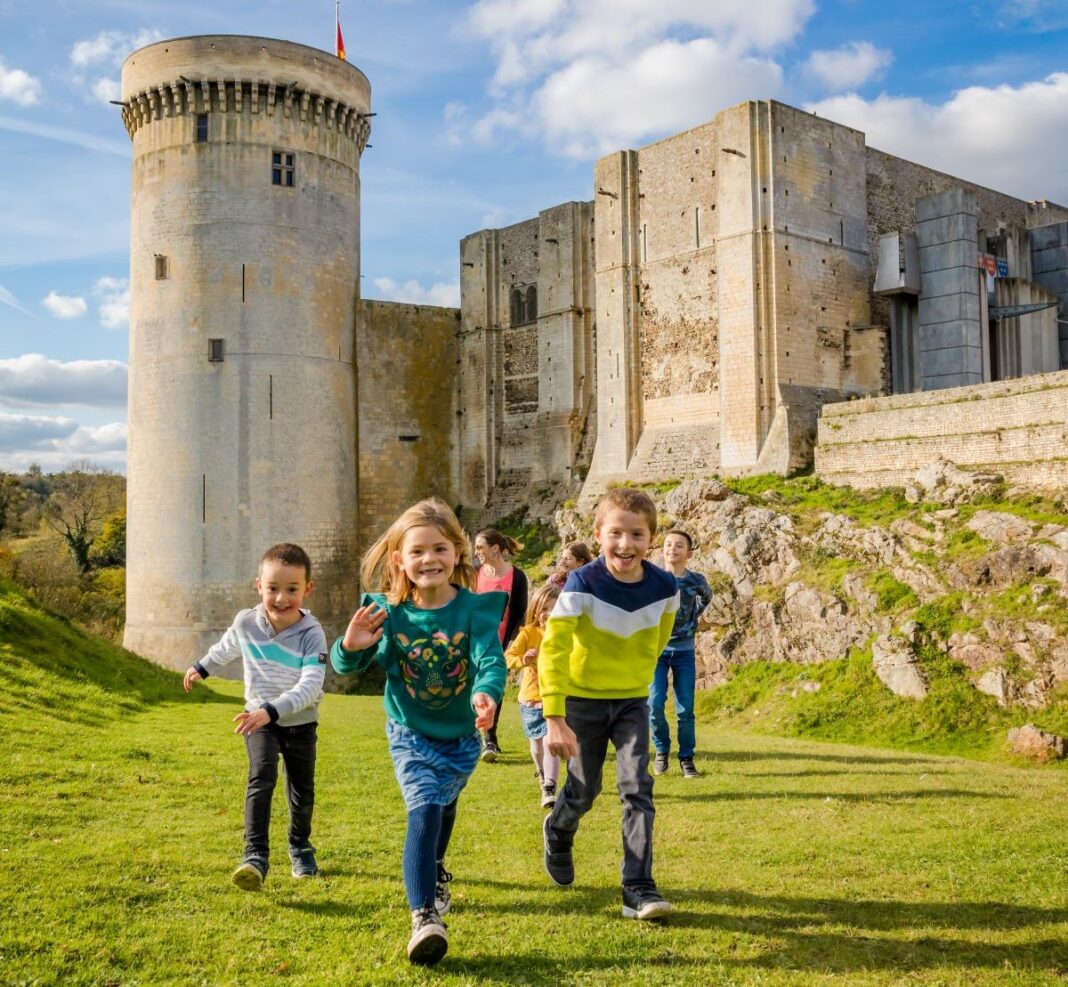 Les Étonnants Patrimoines À l&rsquo;attaque du château Place Guillaume le Conquérant Falaise
