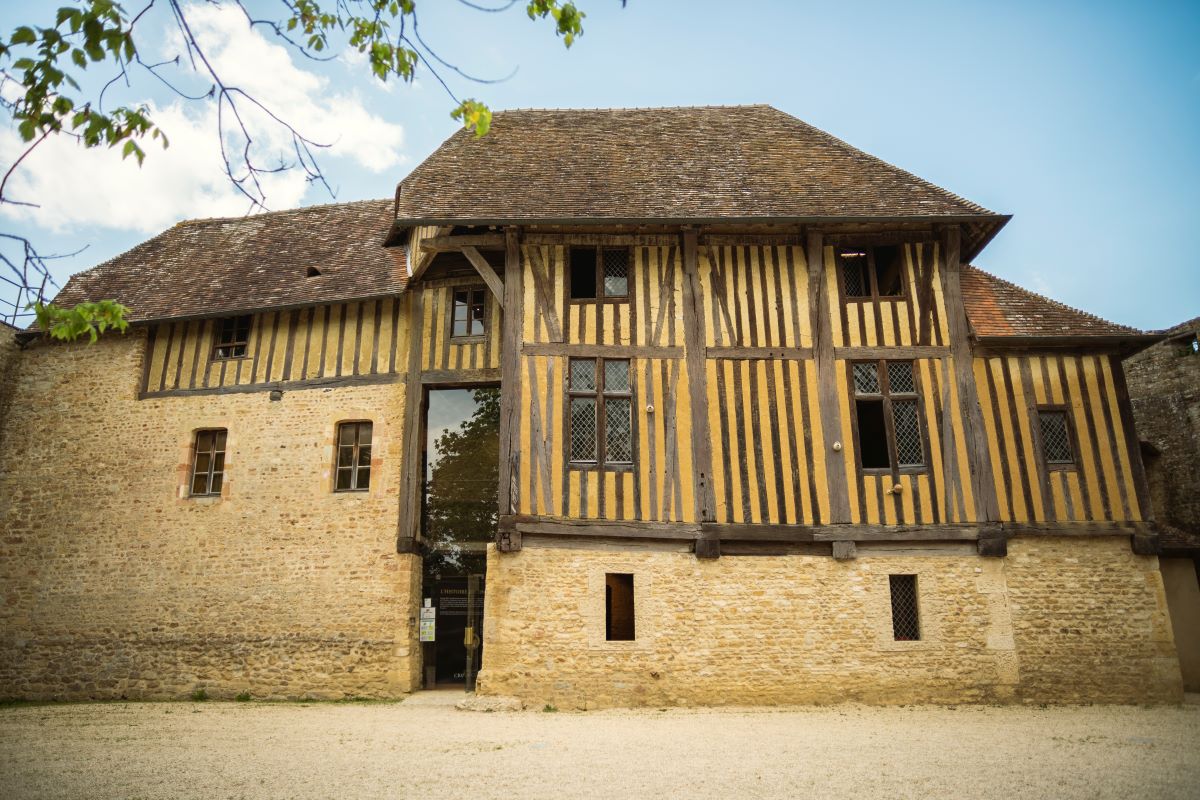 Les Étonnants Patrimoines Conte en kamishibaï la malédiction du faucon