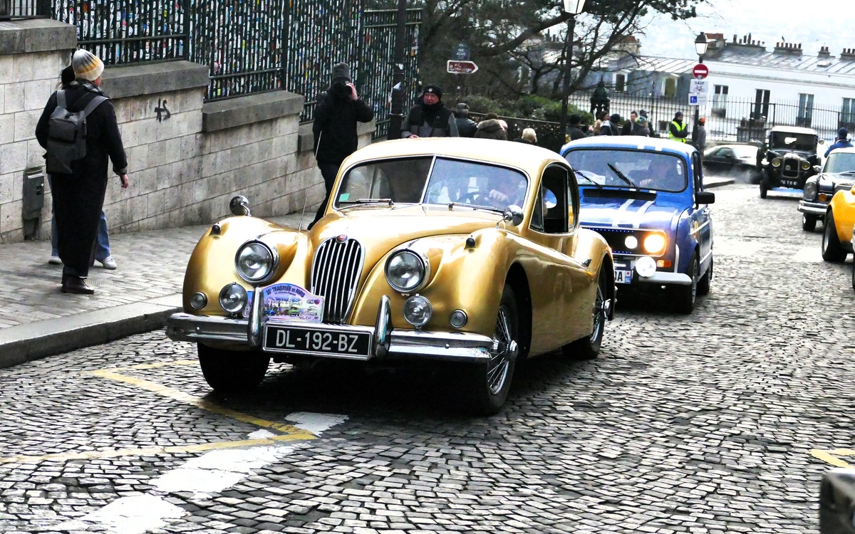 Les véhicules anciens jouent les stars lors de la 26e Traversée de Paris hivernale