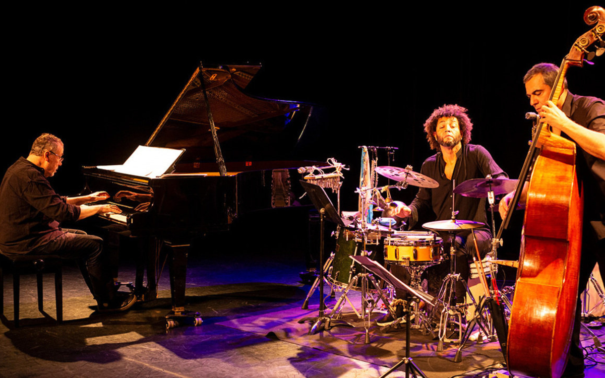 Machado Novo Trio - Como as Flores Le CENTQUATRE-PARIS (104)  Paris