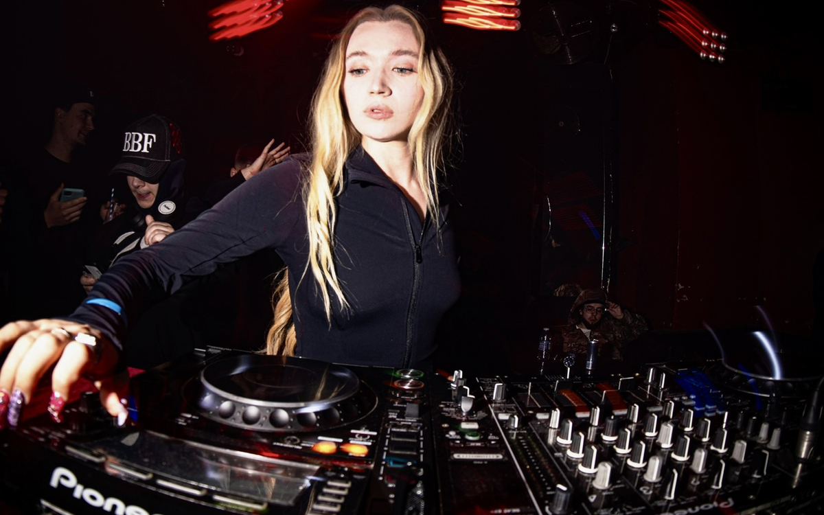 SHUTDOWN La Place  Paris