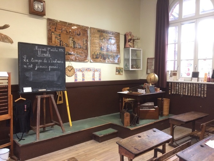 Animation dans une classe d'antan Musée des écoles Lille