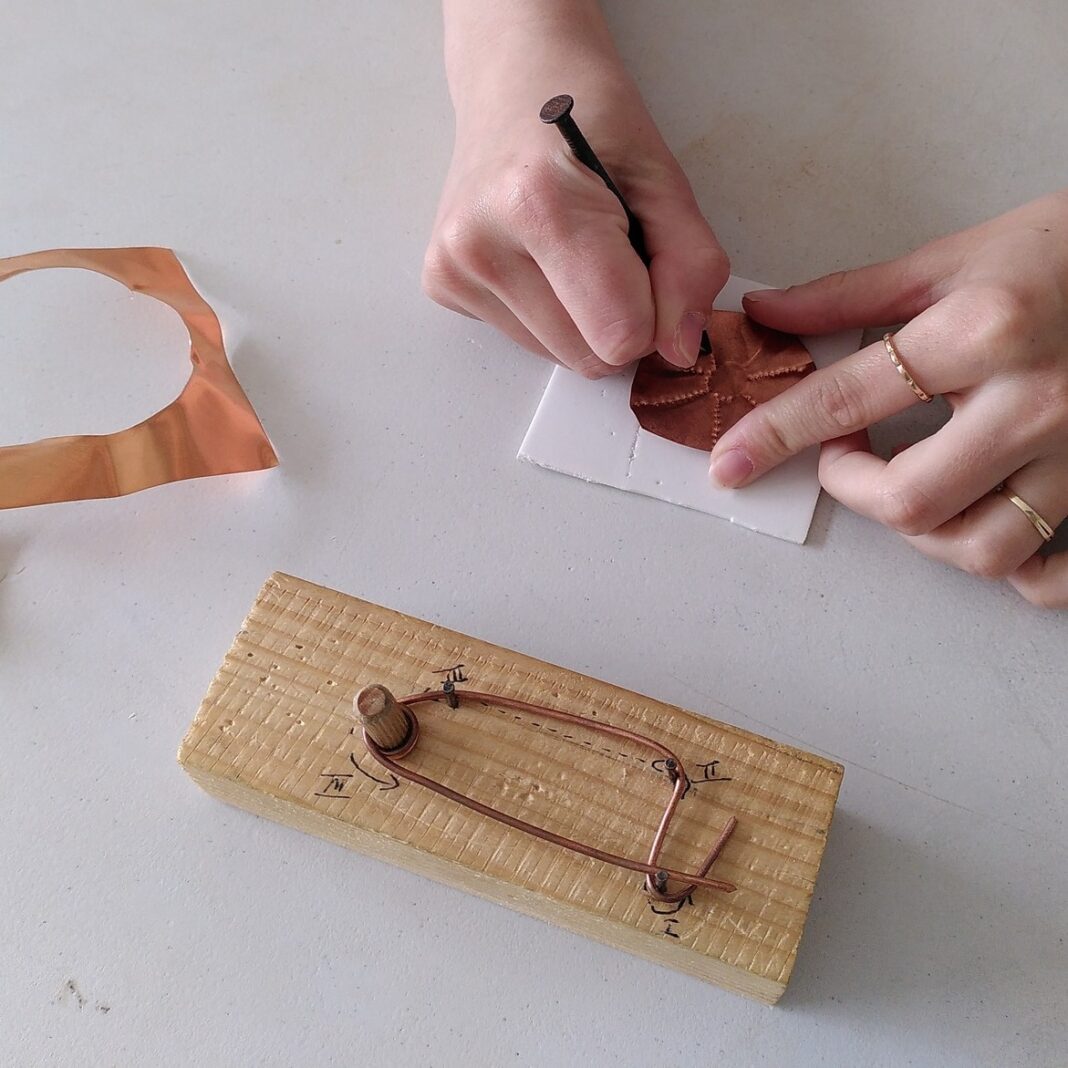 Atelier broche antique en cuivre, au musée gallo-romain Route du Château Claracq