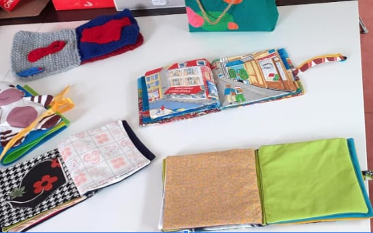 Atelier Couture - Fabrication de livres en tissus Médiathèque James Baldwin Paris