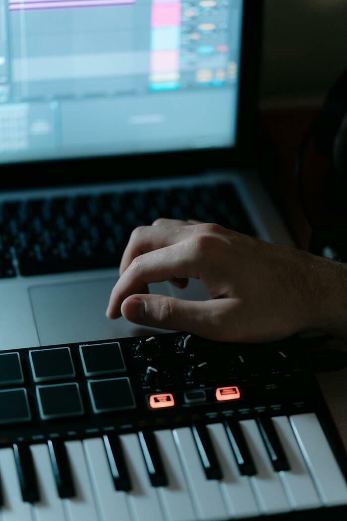 Atelier synthétiseur et création musicale Médiathèque Ancienne Poste - Heure Joyeuse Versailles