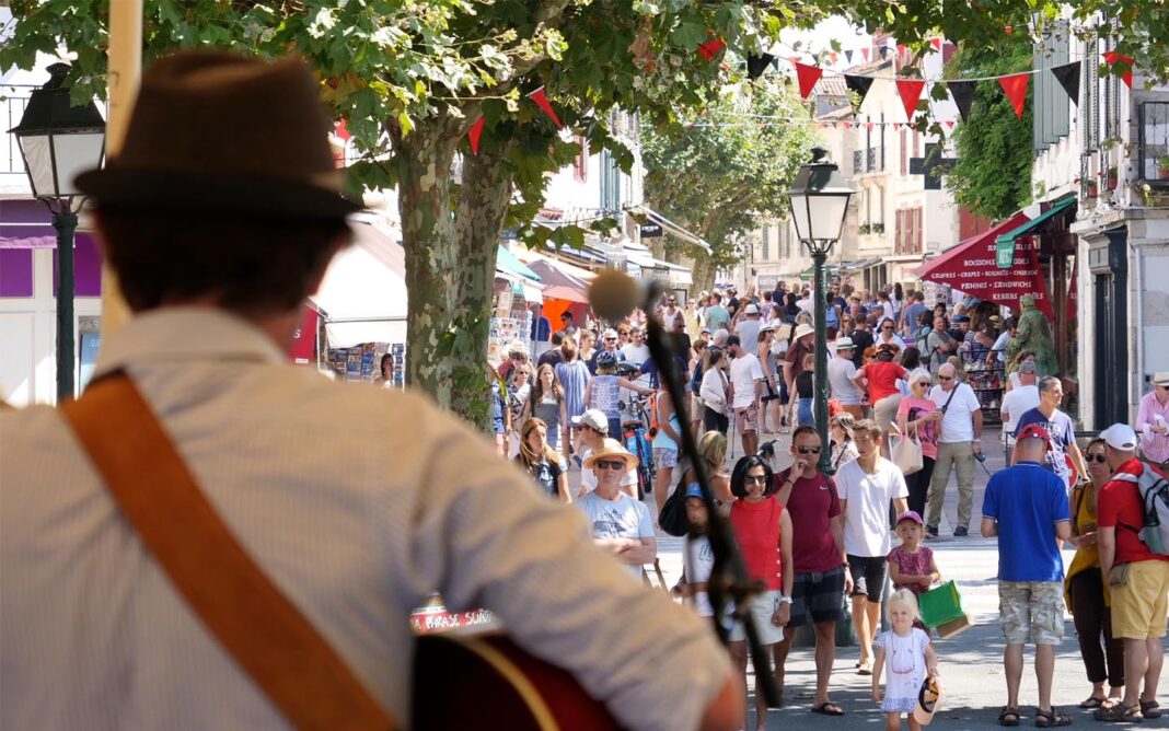Bal au kiosque Toro de Fuego et bataille de confettis Place Louis XIV Saint-Jean-de-Luz