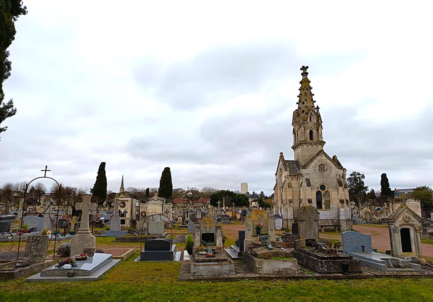 Cimetière de Loudun lieu de mémoire et d'histoire