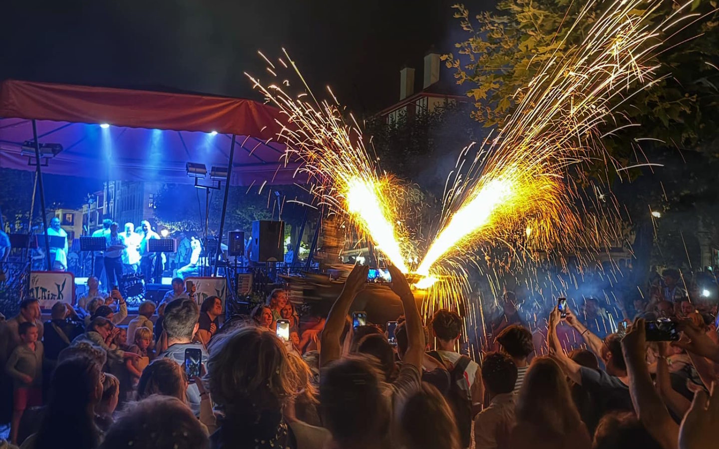 Concert d'Alaiak (choeur d'hommes basque) Toro de Fuego et bataille de confettis