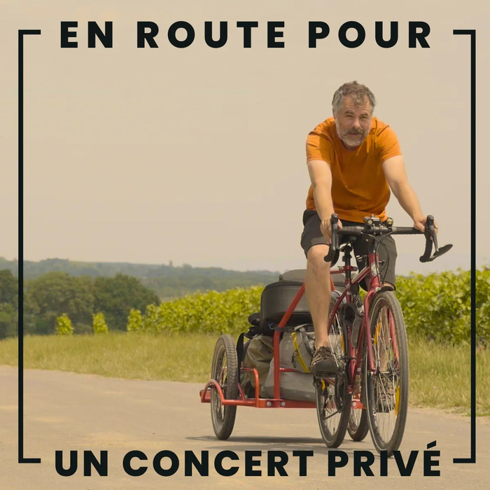 Concert instrumental de Caillou guitare dans un jardin à Loudéac Grand jardin