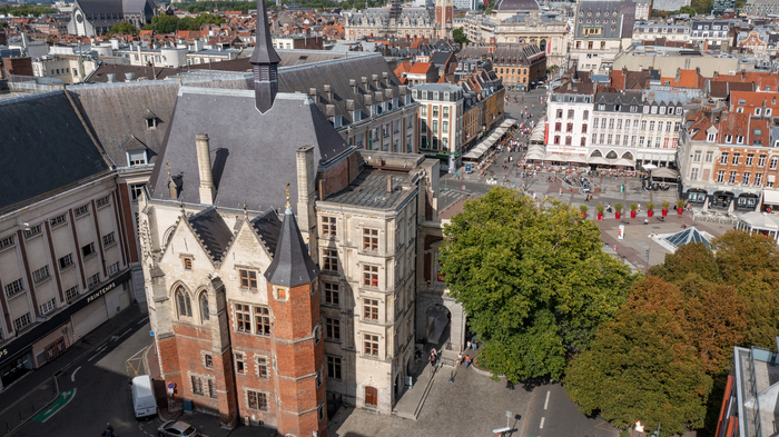 Décou'ville : Lille de place en place Devant le Palais Rihour