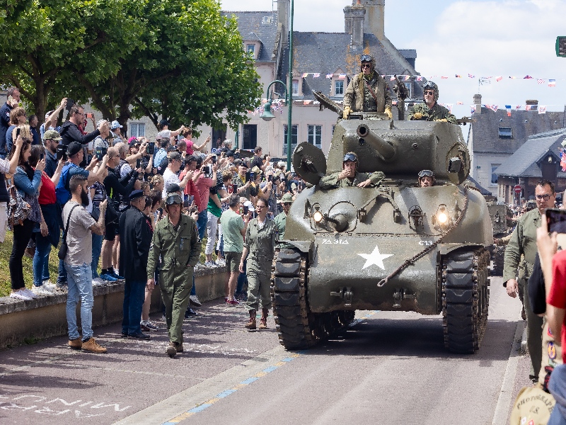 Défilé de véhicules militaires d’époque