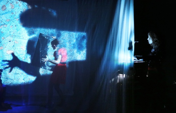 Dramaturgie de l’image rétroprojetée en dialogue avec la voix Le Grand Bleu Lille