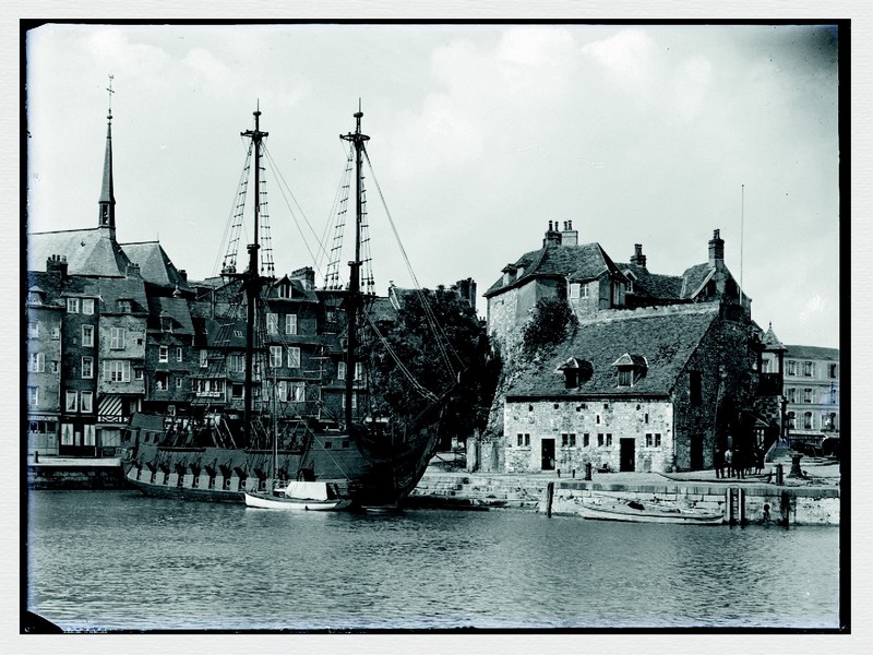 Exposition de photographies Balade dans le Pays d'Auge avec Gabriel Bretoq par l'association Pays d'Auge au Village Fromager Livarot