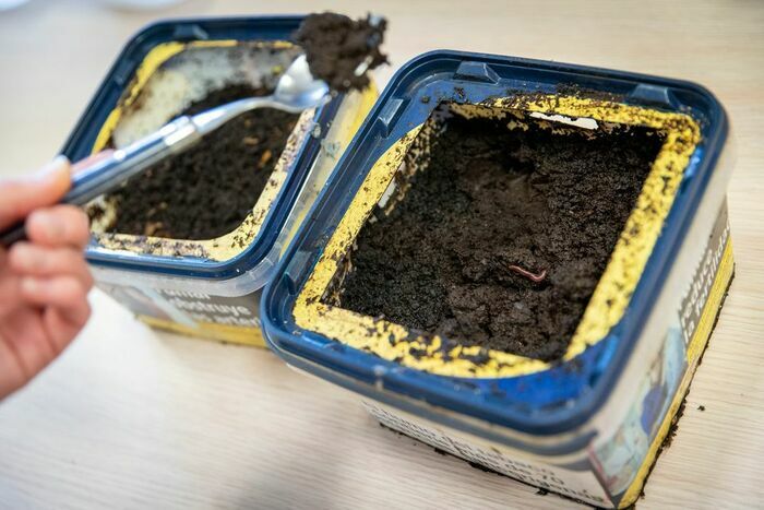 Fabrication d'un lombricomposteur avec Au Ras du Sol Maison écocitoyenne Bordeaux