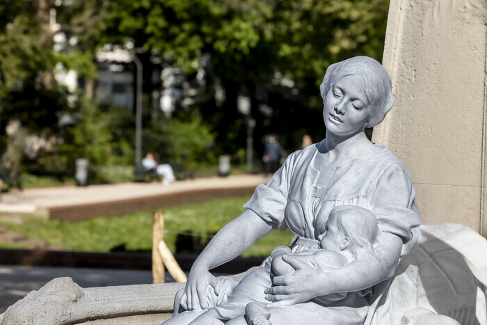 Femmes et sculptures Devant le Palais Rihour