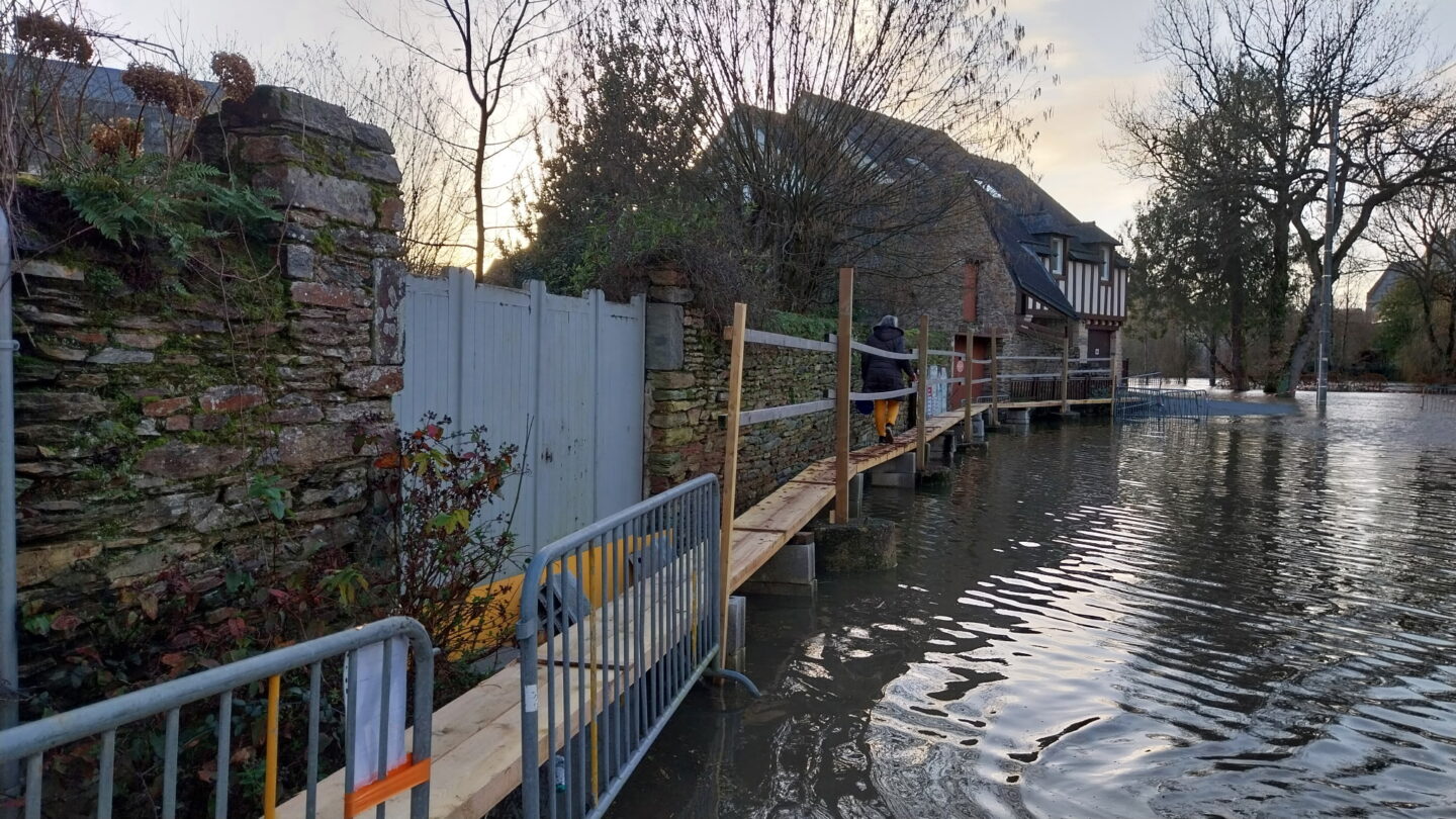 Passerelle provisoire habitations inondées Bretagne