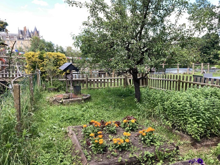 jardin monastique au bord du Loir avec vue sur château Jardin du Bout du MOnde de Durtal Durtal