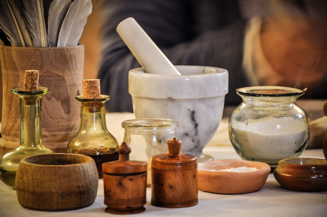 Les Étonnants Patrimoines Remèdes, potions et décoctions Place Guillaume le Conquérant Falaise