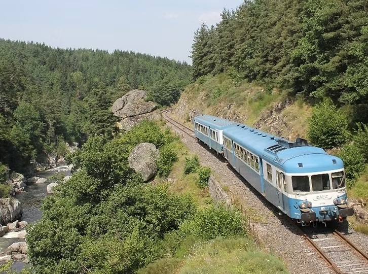 LES GORGES DE L'ALLIER À BORD DU TRAIN BLEU DU SUD