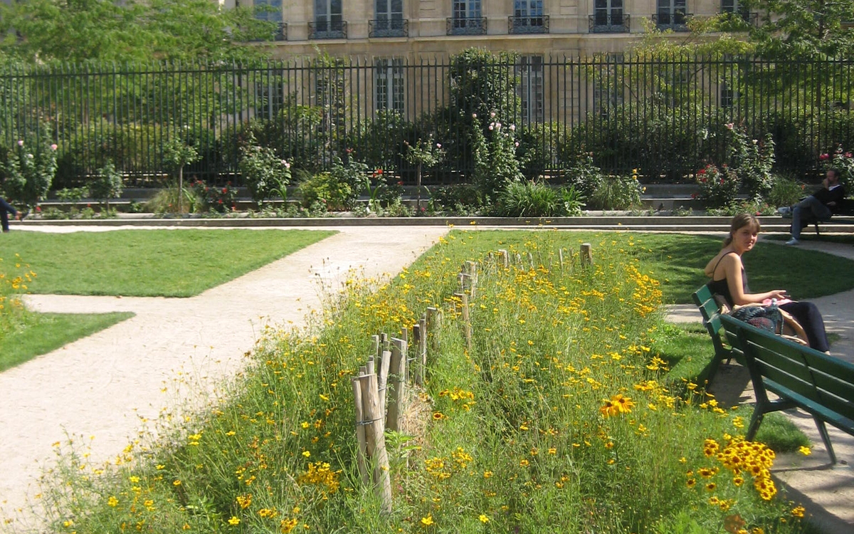 Les jardins du Marais place du marché Sainte-Catherine côté rue Caron  Paris