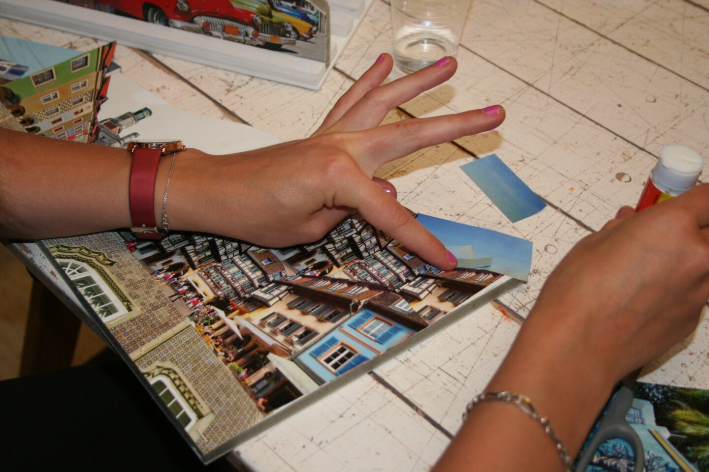 Les vacances au MAAP A table ! On colle !