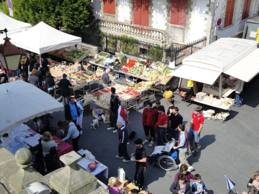 Marché de produits régionaux  Ciboure
