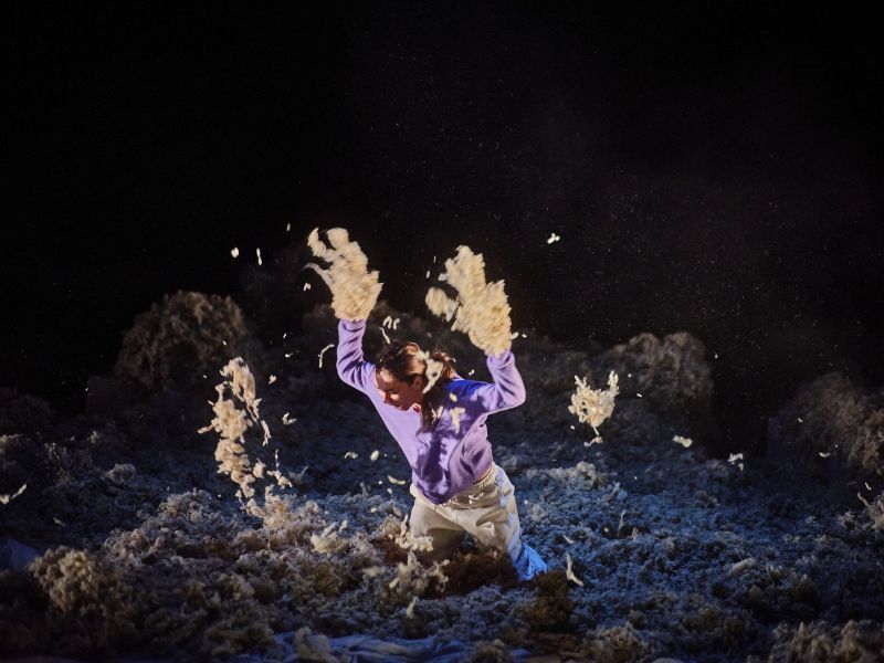 Un oiseau à l’aube par la Cie Konfiské