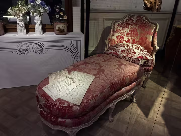 Chaise longue et mobilier du XVIIIe siècle dans l’exposition du MAD