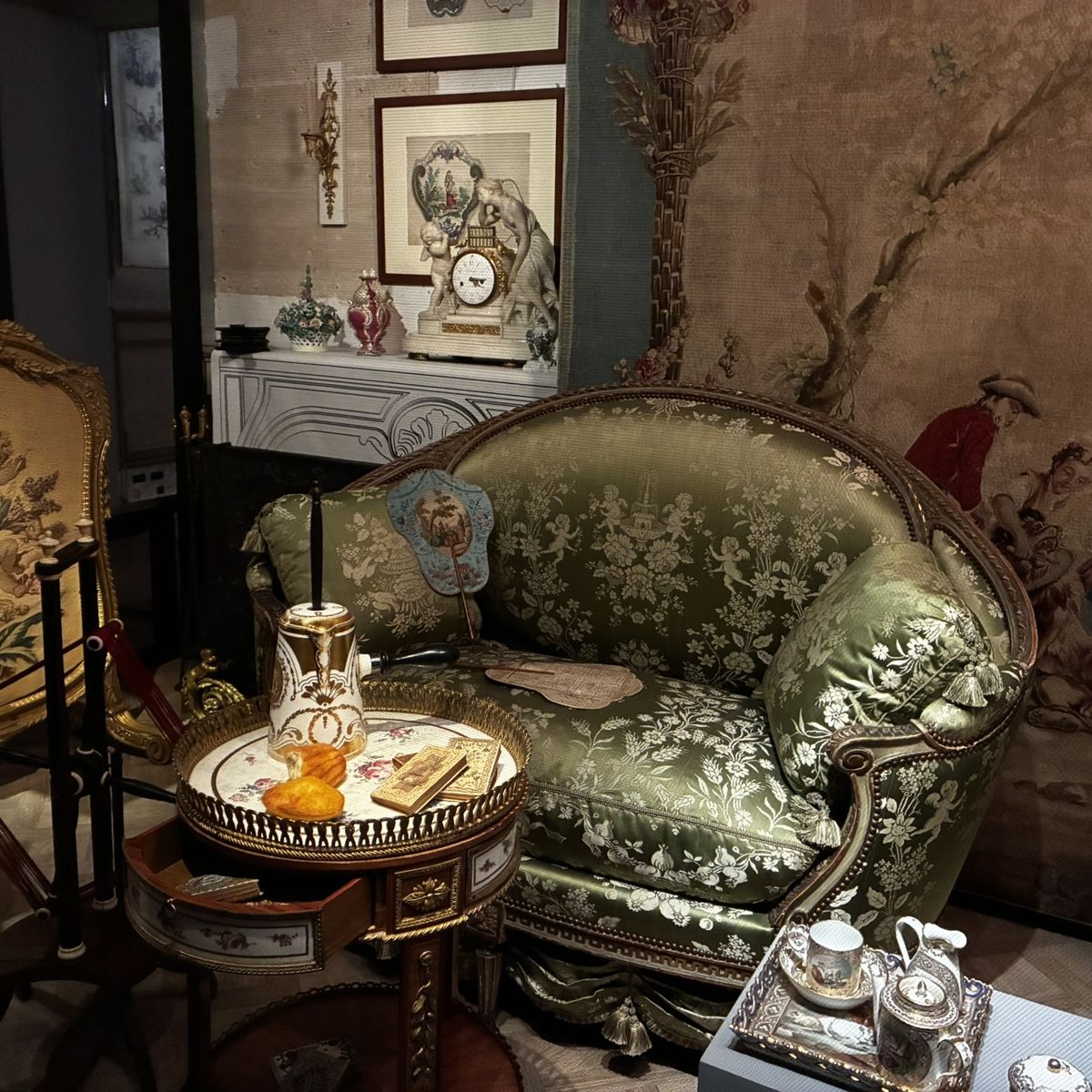 Bureau et mobilier du XVIIIe siècle au Musée des Arts décoratifs