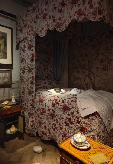 Chambre reconstituée dans l’exposition Une journée au XVIIIe siècle