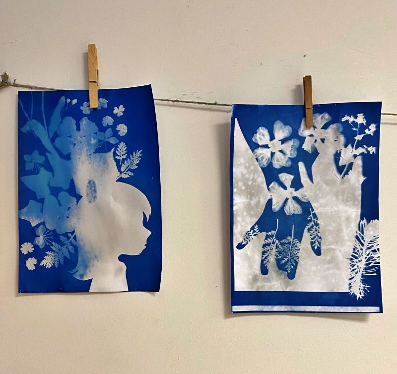 ATELIER BLEU DE PRUSSE JOUEZ AVEC LA LUMIÈRE