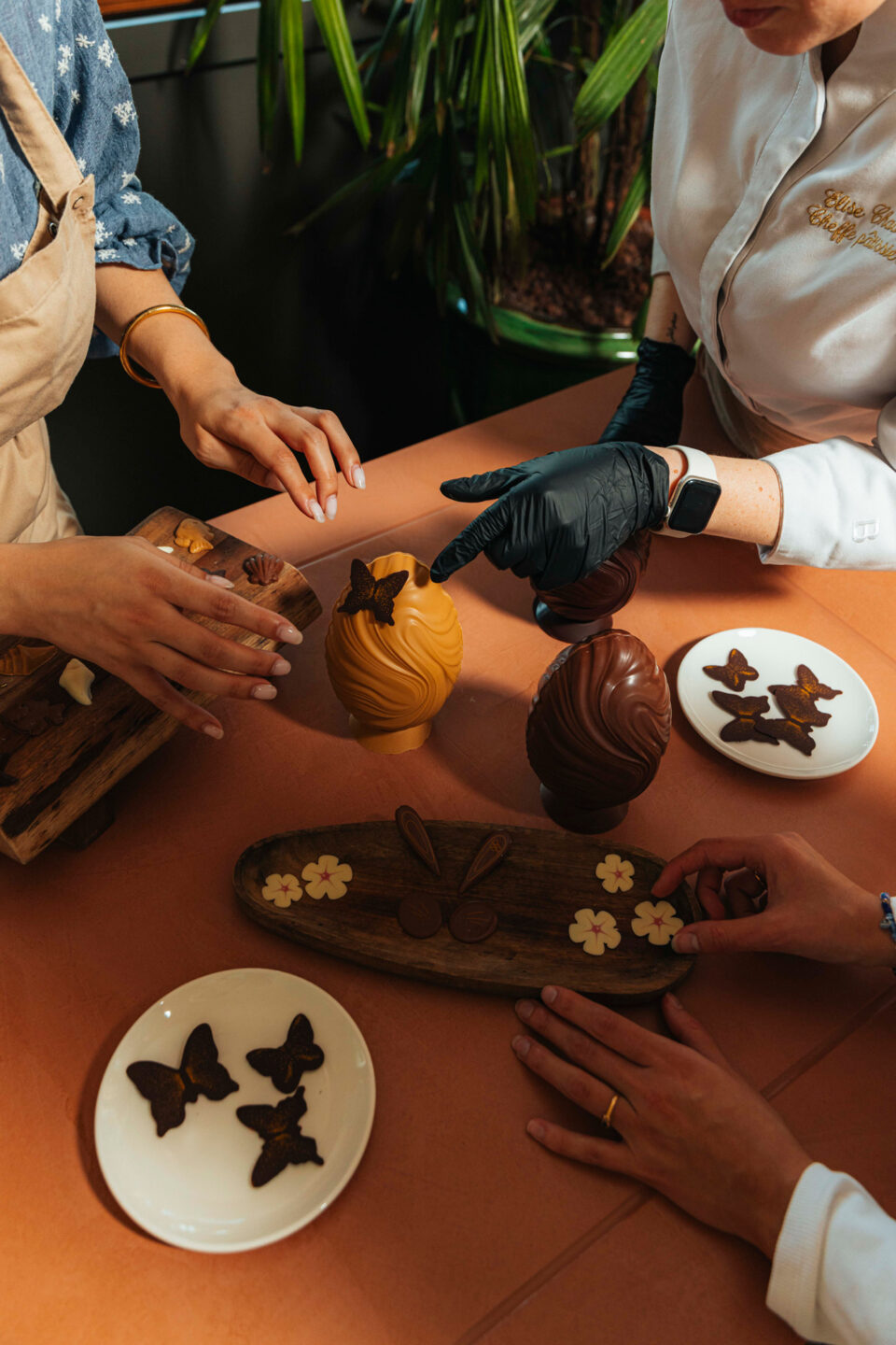 Atelier de décoration d’œufs en chocolat à Maison Chiberta 104 boulevard des Plages Anglet 2026-04-04