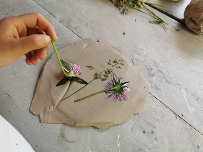 Atelier herbier suspension en argile