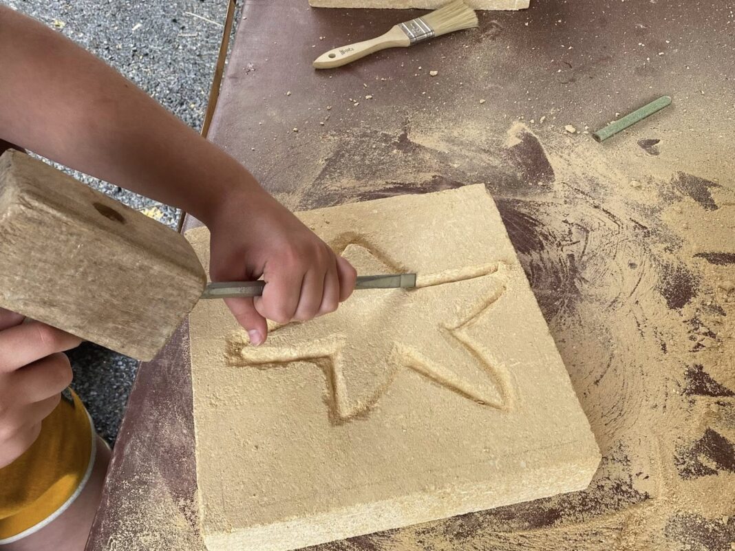 Atelier sculpture sur pierre place de l’église Génis