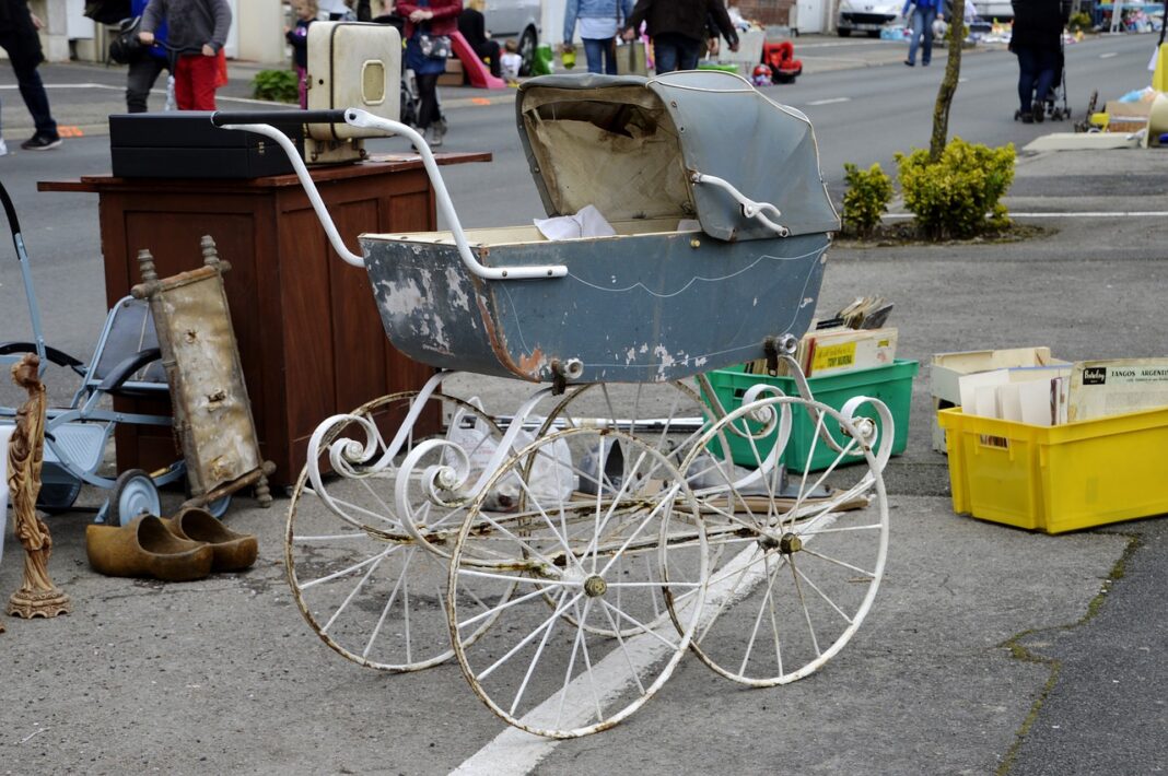 Brocante du Comité des Cheveux Blancs Esplanade des Halles Decize