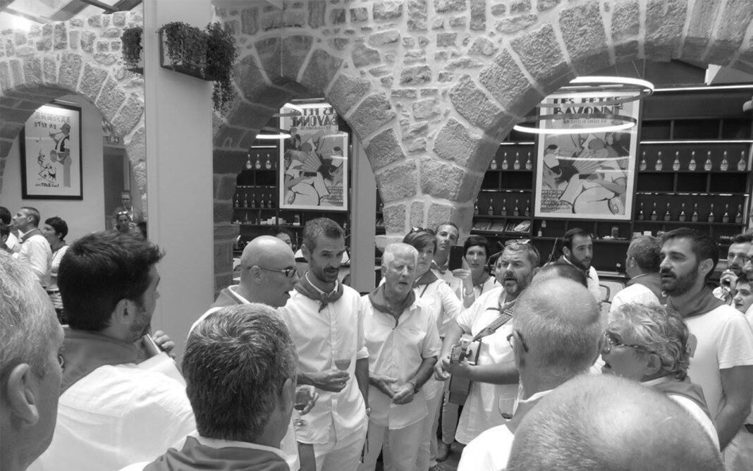 Chants basques au kiosque avec Airez Place Louis XIV Saint-Jean-de-Luz