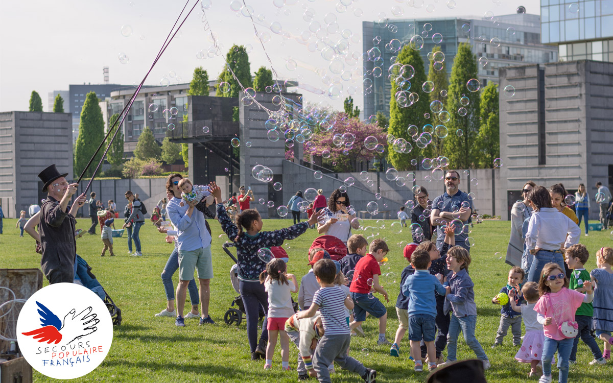 Chasse aux œufs solidaire du Secours populaire de Paris Parc des Buttes Chaumont  Paris