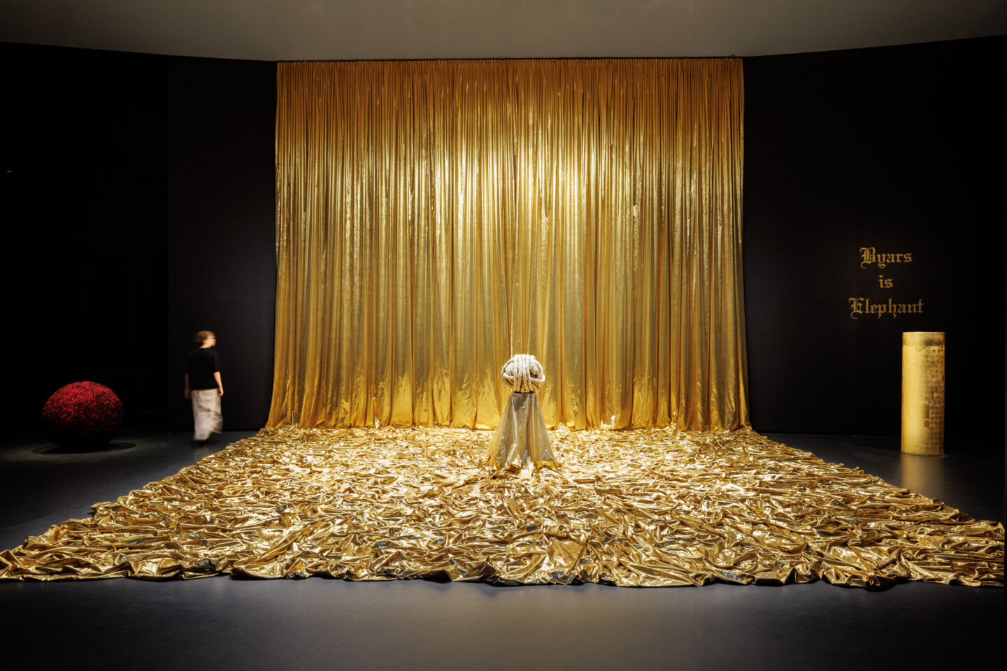 Vue de l’exposition Clair-obscur à la Bourse de Commerce – Pinault Collection