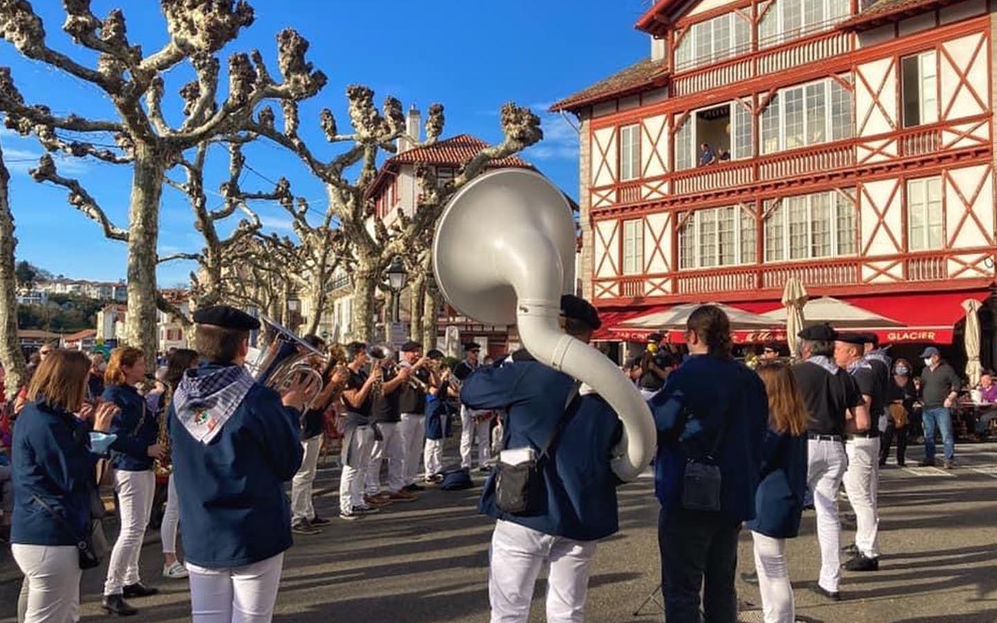 Concert au kiosque avec la Kaskarot Banda Place Louis XIV Saint-Jean-de-Luz